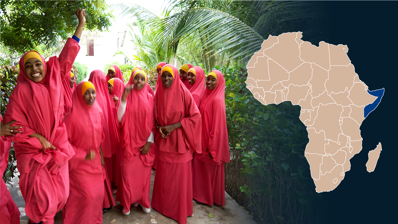 Somaliska barnmorskor i rödä kläder.